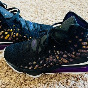 Nike LeBron XVII 17 GS Lakers EP Black Eggplant Amarillo BQ3177-004